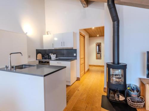 - une cuisine avec une cuisinière au milieu d'une pièce dans l'établissement Super appartement avec parking à Morzine, proche centre et remontées - FR-1-754-25, à Morzine