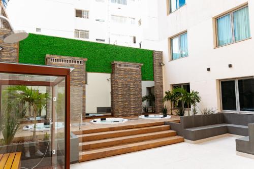 un bâtiment avec un mur vert et deux lavabos dans l'établissement Days Inn by Wyndham Rio de Janeiro Lapa, à Rio de Janeiro