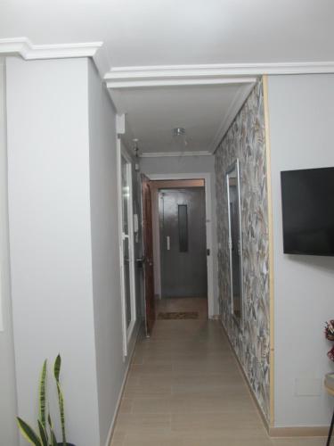 um corredor que leva a um quarto com uma parede em Casa Tower em Vigo