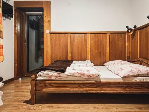 Postel nebo postele na pokoji v ubytování Apartamenty i pokoje Gościniec na Równi