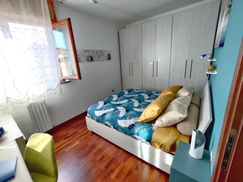1 dormitorio con 1 cama con edredón azul en Premier Apartment Milano, en Milán