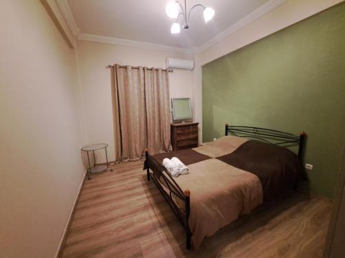- une chambre avec un lit et une télévision dans l'établissement Αθηναϊκό Διαμέρισμα 5, à Athènes