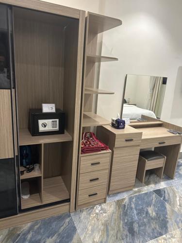 النظافه والجوده في الرياض: خزانة مع مكتب ومرآة