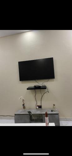 TV de pantalla plana en una pared blanca en Two bedroom apartment Paradise estate Apt, en Bureng