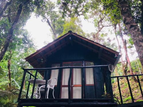 Little cabana com Hidromassagemにあるバルコニーまたはテラス