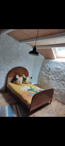 une chambre avec un lit avec deux ours en peluche dessus dans l'établissement La ferme de Chazelot, à Mailley-et-Chazelot