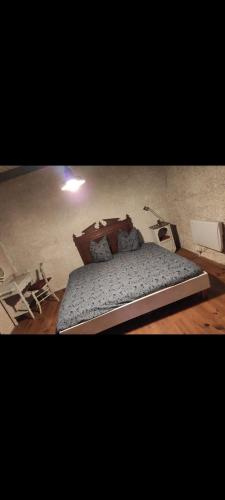 une chambre avec un grand lit avec des oreillers dessus dans l'établissement La ferme de Chazelot, à Mailley-et-Chazelot
