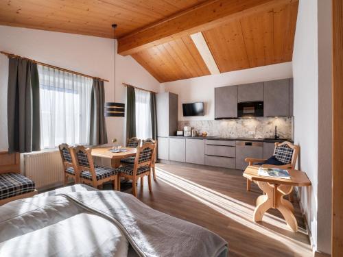 une cuisine et un salon avec une table et des chaises dans l'établissement Apart Denise, à Fügen