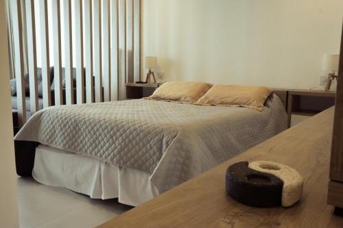 um quarto com uma cama e uma mesa em Alma de mar 2 em Mar del Plata
