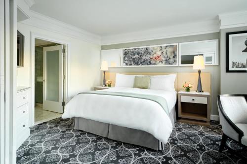 1 dormitorio con 1 cama blanca grande y 1 silla en Loews Regency New York Hotel en Nueva York