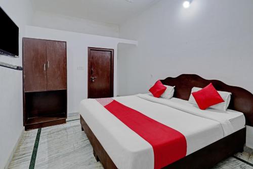 Una cama o camas en una habitación de Flagship Dinesh Home Stay