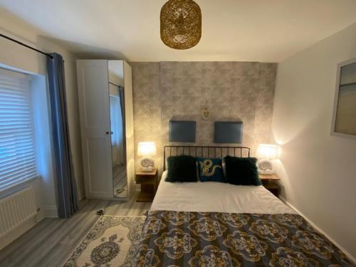 Postel nebo postele na pokoji v ubytování Family Cottage in Llandudno with Parking