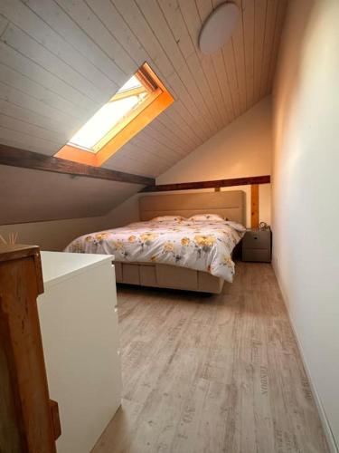 a bedroom with a bed in a room with a window at Bequemes und helles Einfamilienhaus mit Garten in Weil am Rhein