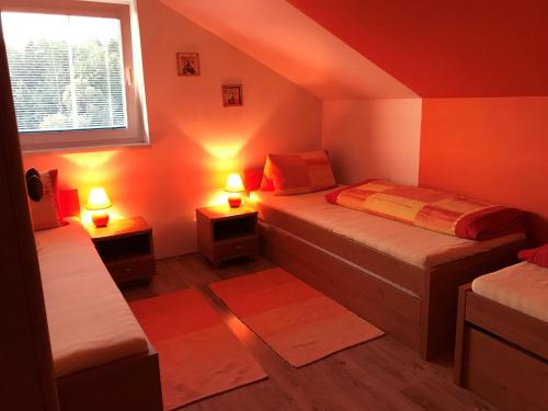 um quarto com duas camas e duas lâmpadas em Penzión Jany em Zuberec