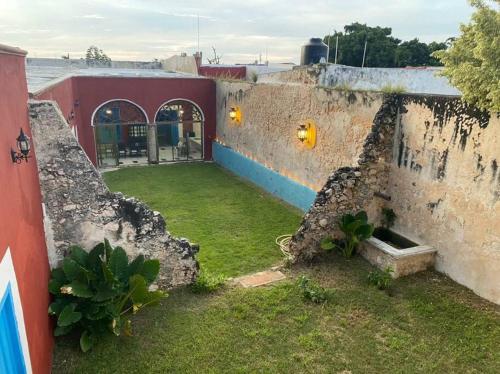 an aerial view of a building with a yard at Casa Hacienda Estrada in Campeche