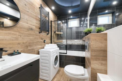 bagno con servizi igienici e lavandino di Prime Apartments - Studio a Sopot