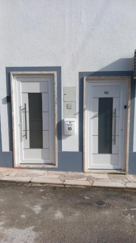 duas portas do lado de um edifício em Charm studio em Bombarral
