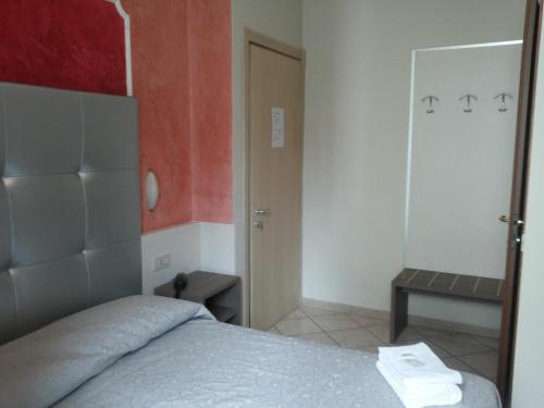 a bedroom with a bed and a door to a bathroom at Hotel Le Querce in Milan