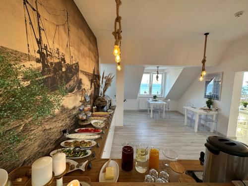 DALBA pokoje przy samej plaży في كرينيتا مورسكا: طاولة عليها طعام في غرفة