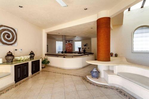 baño grande con bañera y espejo grande en Preciosa Villa en Marina Las Brisas, en Acapulco