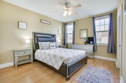 1 dormitorio con 1 cama y ventilador de techo en New Orleans Home about 4 Mi to French Quarter! en Nueva Orleans