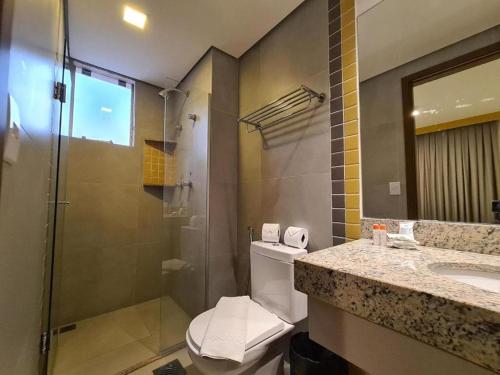 une salle de bain avec toilettes, douche et lavabo dans l'établissement Olímpia Park Resort ao lado do Thermas dos Laranjais - Apartamento Luxo, à Olímpia