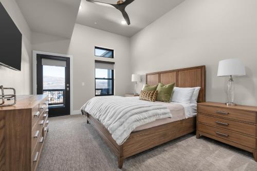 Giường trong phòng chung tại Luxury Stays Club B6 301, Lovely 3br condo, New Deer Valley 1 min, Park City 10 min