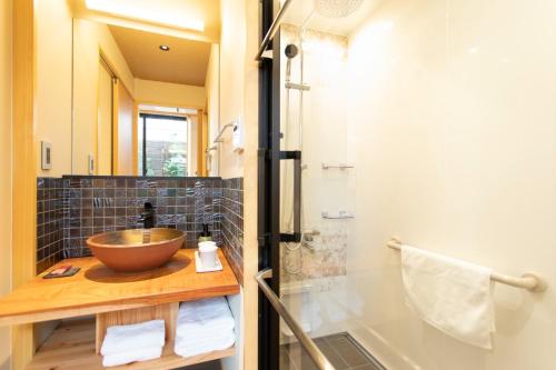 京都的住宿－Higashiyama Hills - Vacation STAY 41308v，一间带一个碗水槽和淋浴的浴室
