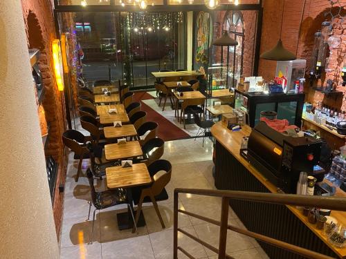 een rij tafels en stoelen in een restaurant bij Genoa Port Hotel in Istanbul