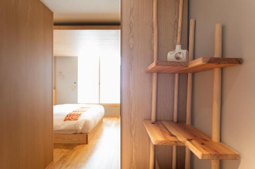 a bedroom with a bed and wooden shelves at Higashiyama Hills - Vacation STAY 41300v in Kyoto