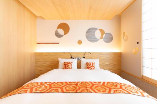 a bedroom with a large bed with a wooden headboard at Higashiyama Hills - Vacation STAY 41300v in Kyoto
