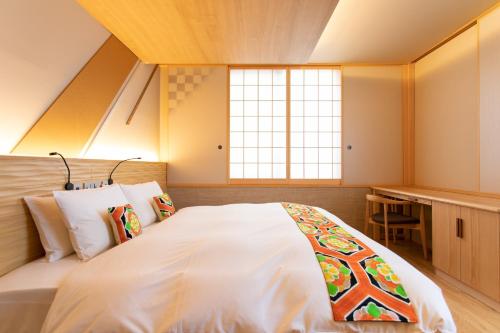 a bedroom with a large white bed and a window at Higashiyama Hills - Vacation STAY 41300v in Kyoto