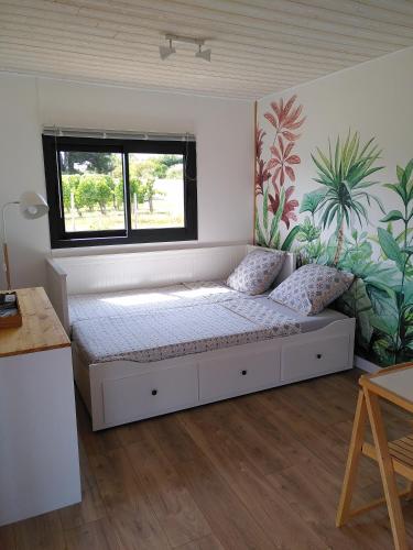 un lit dans une chambre avec une fenêtre dans l'établissement Maison sur pilotis, à Saint-Palais