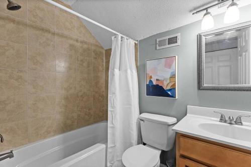 Kylpyhuone majoituspaikassa Beautifully updated home! Near downtown & NC State
