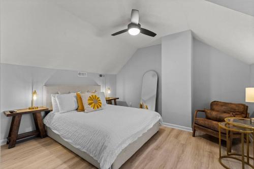 מיטה או מיטות בחדר ב-Beautifully updated home! Near downtown & NC State
