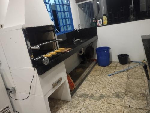 uma cozinha com um balcão com alguma comida em Sítio Cantinho da Cachoeira em Guapé