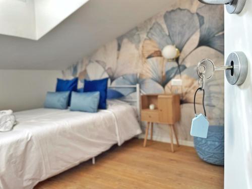 ein Schlafzimmer mit einem Bett mit blauen Kissen in der Unterkunft BeHappyS Deluxe Apartment-Charming Balcony in Bologna