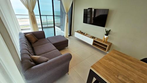 a living room with a couch and a tv at Alma de mar in Mar del Plata
