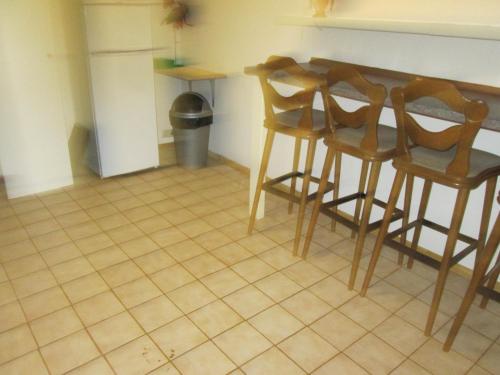 a kitchen with four chairs and a table in a room at Pension Werner Nagel in Wewelsfleth