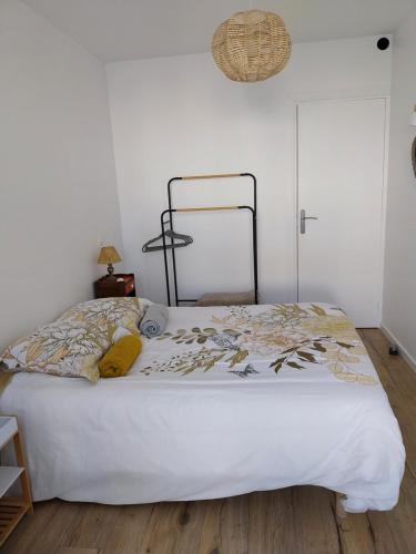 una camera da letto con un grande letto con lenzuola bianche di Doma Anna a Blois