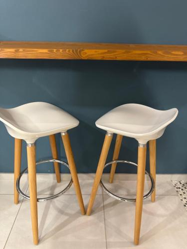 two white chairs sitting next to a wooden table at Daria in Pedmore