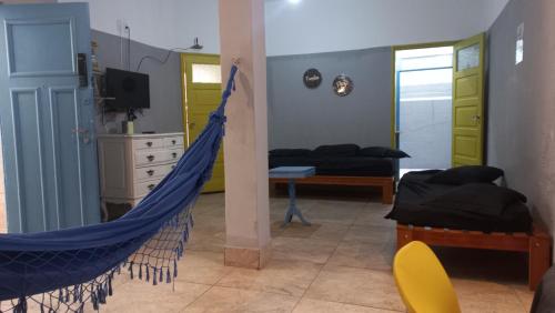 una sala de estar con una hamaca en una habitación en Urca Maravilhosa! Venha viver esse sonho UrCaRioCa !, en Río de Janeiro