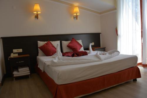 Postel nebo postele na pokoji v ubytování Yavuzhan Hotel