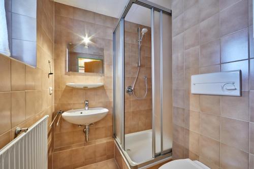 y baño con ducha, lavabo y aseo. en Gästehaus Eder Oberammergau en Oberammergau