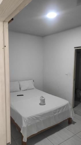 ein weißes Bett in einem weißen Zimmer mit weißer Decke in der Unterkunft Hospedaje Norcasia in Norcasia