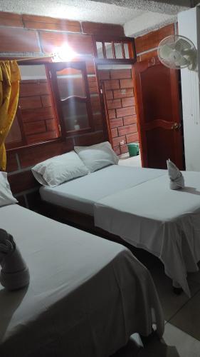 Cette chambre comprend 2 lits. dans l'établissement Hospedaje Norcasia, à Norcasia