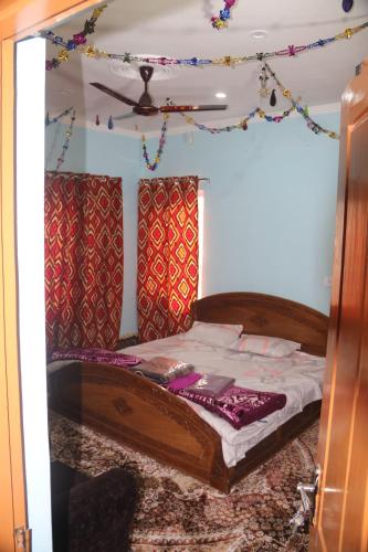 ein Schlafzimmer mit einem Bett in einem Zimmer in der Unterkunft Baba BabaBah in Srinagar