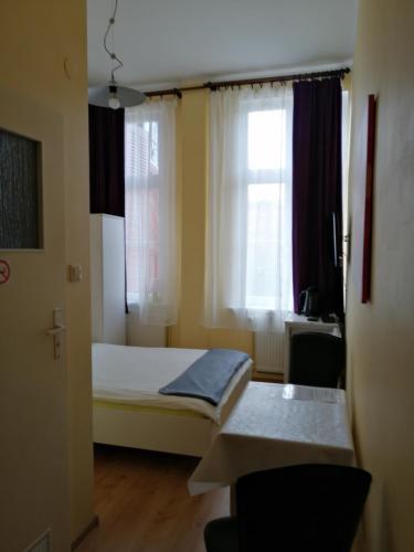 a small bedroom with a bed and a window at Willa Wiselka in Wisełka