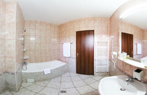 Koupelna v ubytování Hotel Premier