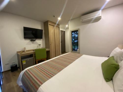 Postel nebo postele na pokoji v ubytování EcoHub Hotel Medellin